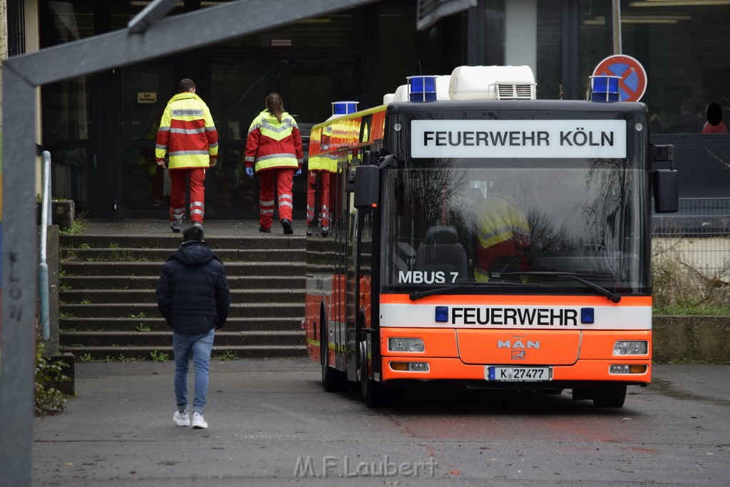 Einsatz BF Koeln Schule Burgwiesenstr Koeln Holweide P053.JPG - Miklos Laubert